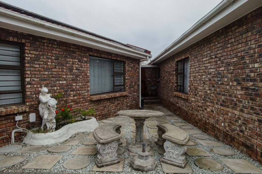 4 Bedroom Property for Sale in Fraaiuitsig Western Cape